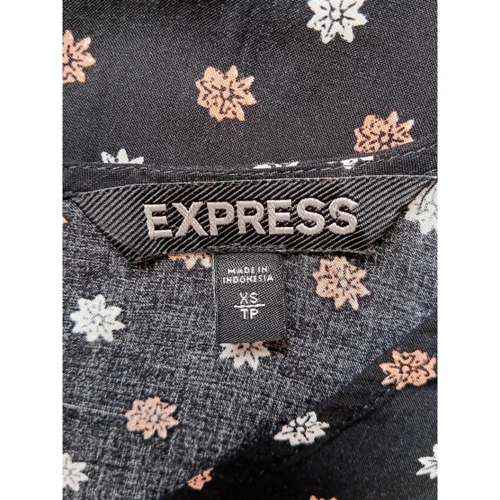 Express Bell Sleeve Floral Print Top - Picture 5 of 6